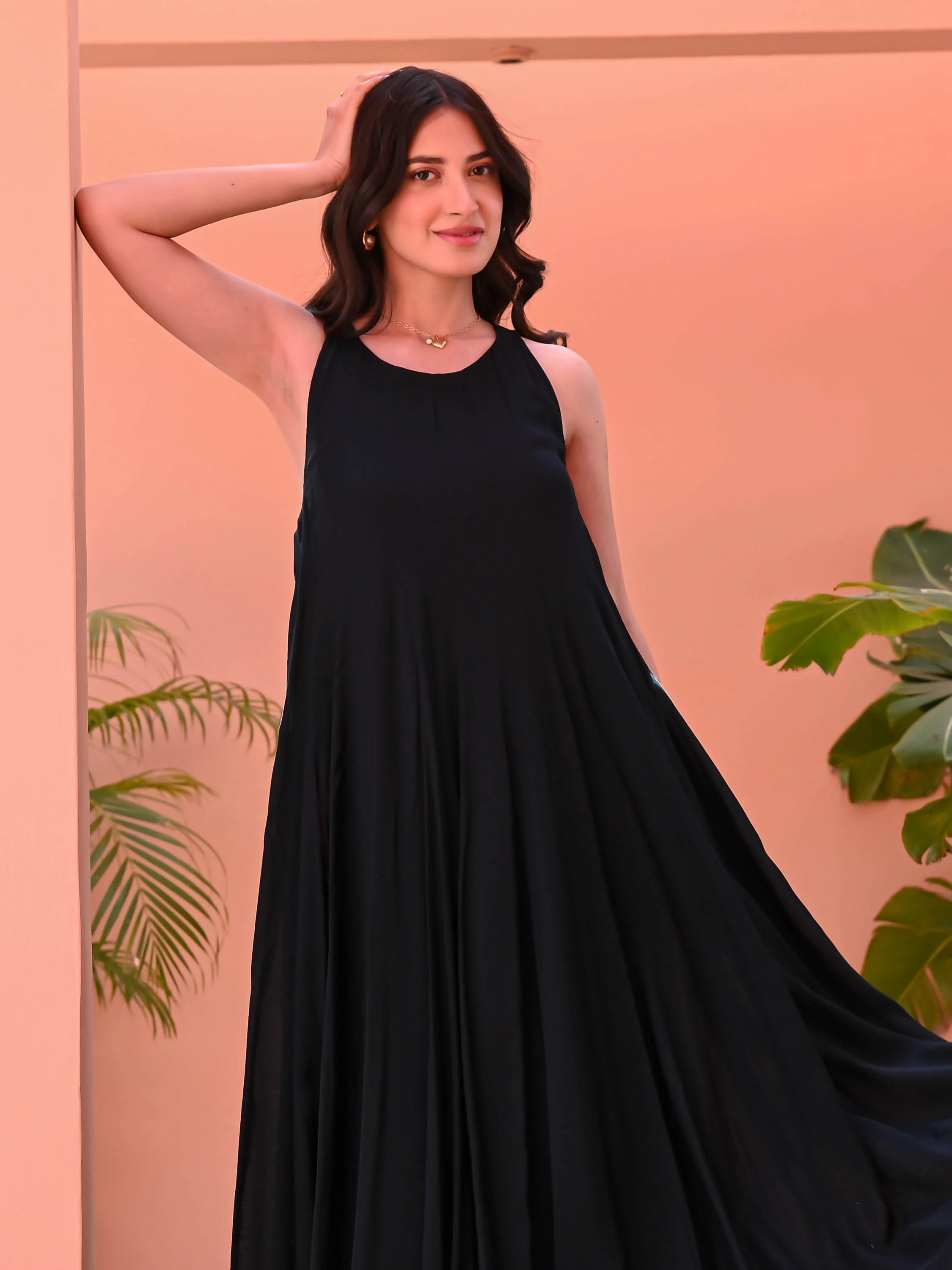 Black sleeveless Flared Dress - Woolfily