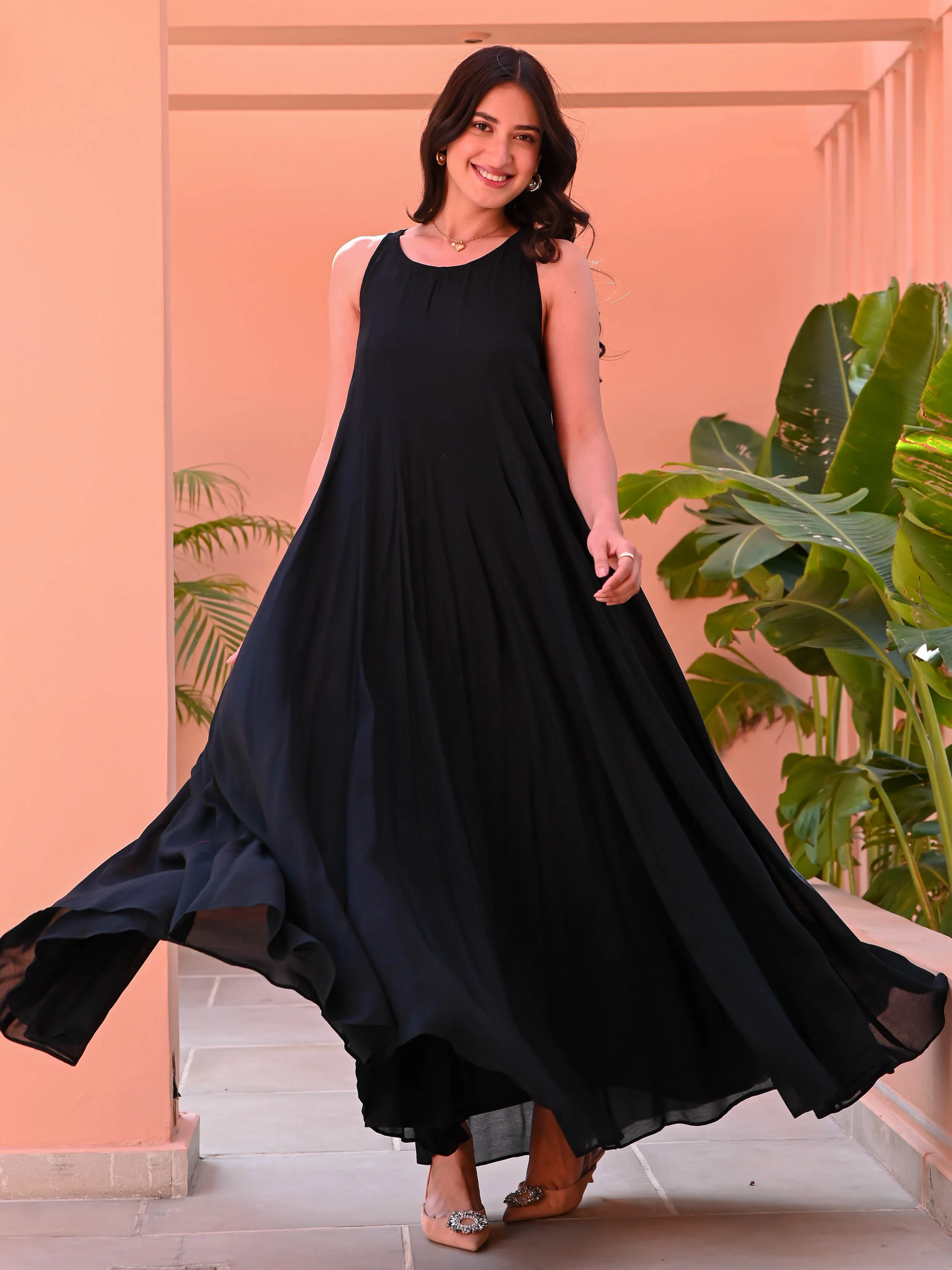 Black sleeveless Flared Dress - Woolfily